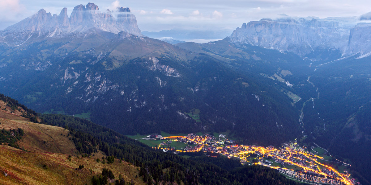 Blick auf Canazei im Fassatal, Italien; im Hintergrund die Langkofel-Gruppe und Teile der Sella-Gruppe - Autor: Martin Kunz (bearbeitet)