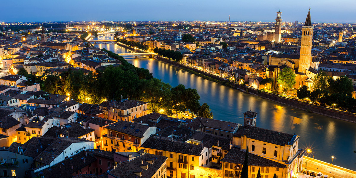 Nachtpanorama der Stadt Verona - Autor: Luca Casartelli (bearbeitet)